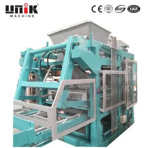 Macchina per la produzione di blocchi di cemento con alimentatore automatico