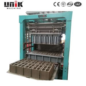 Macchina automatica per la produzione di blocchi di finitrici